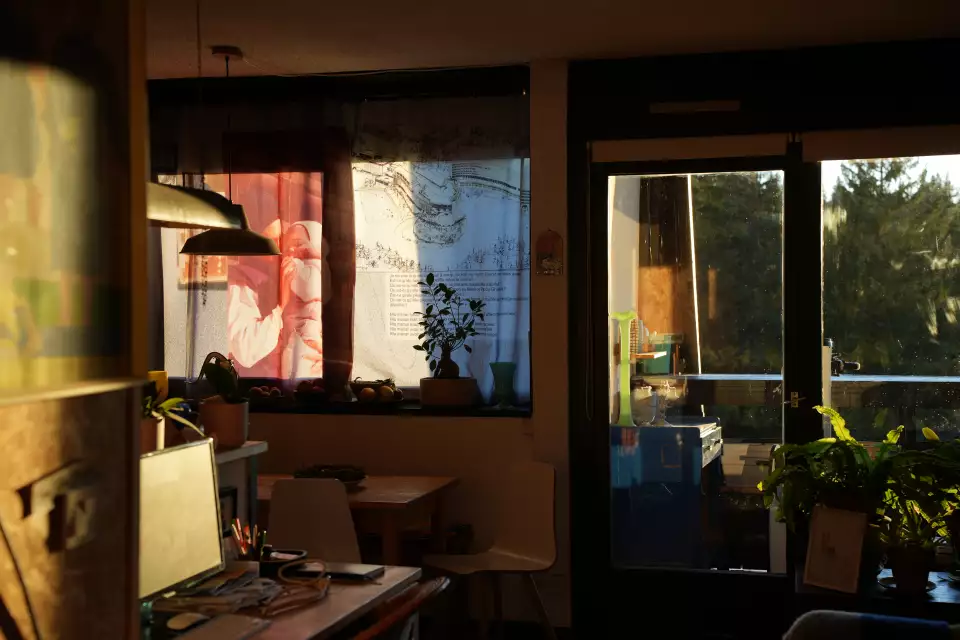"Si mon rideau pouvait parler, il me raconterait sûrement des histoires que j’ai déjà oubliées", 2025